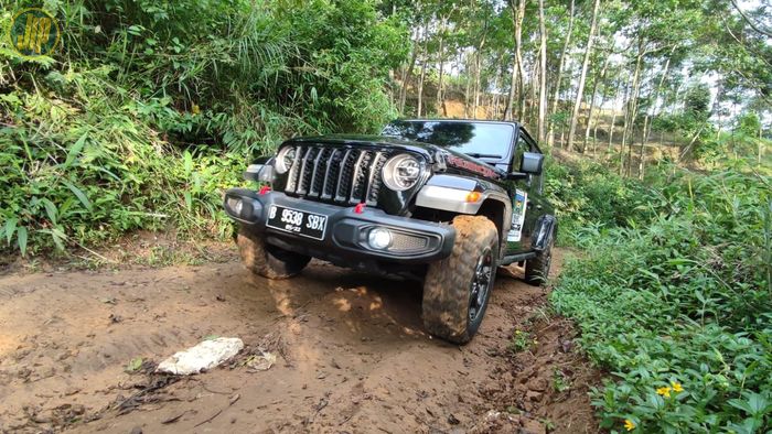 Jeep Gladiator melewati handicap Indian Hills, Holiday Fun Drive 2022