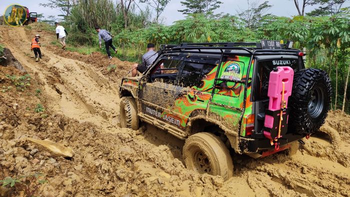 Empat komunitas yang beranggotakan perwira TNI AU menikmati trek offroad