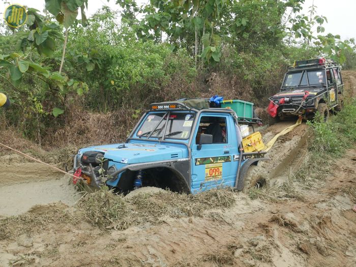 Peserta West Java Adventure Offroad (WJAOR) 2022 melewati handicap lumpur di tanah lempung