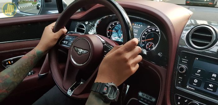 Interior Bentayga V8 bertabur panel serat karbon