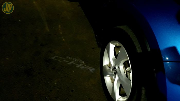 Fitur Carpet Light di Toyota C-HR Saat Malam Hari