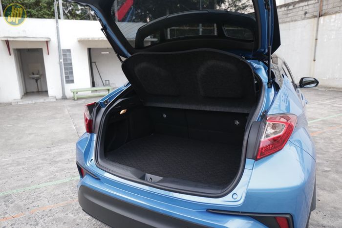 Area bagasi Toyota C-HR lebih luas dibanding Mazda CX-3