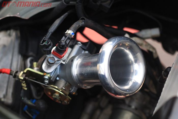 Throttle body downdraft SYS 33 mm dikawinkan dengan velocity stack aluminium, bantu fokuskan aliran udara