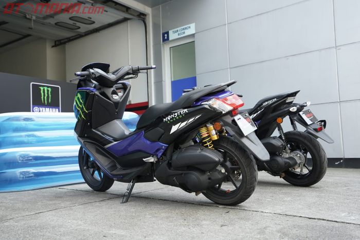 Motor paddock tim Monster Yamaha di tes pra musim Sepang, Malaysia