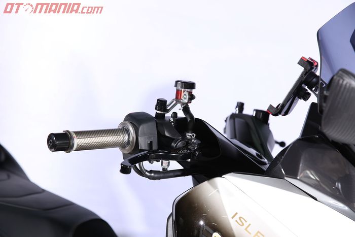 Modifikasi Yamaha XMAX 250 Bermotif Helm Arai TT Isle of Man