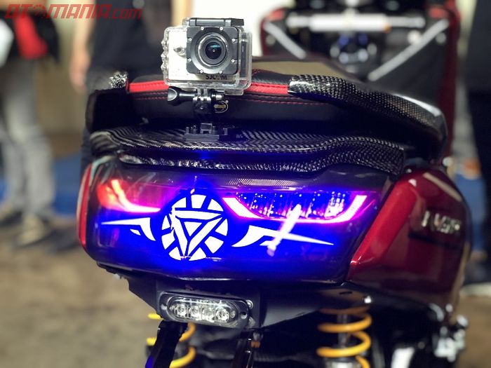 Yamaha NMAX 2017 ,  Lampu belakang custom pakai XMAX dan logo Iron Man, keren!