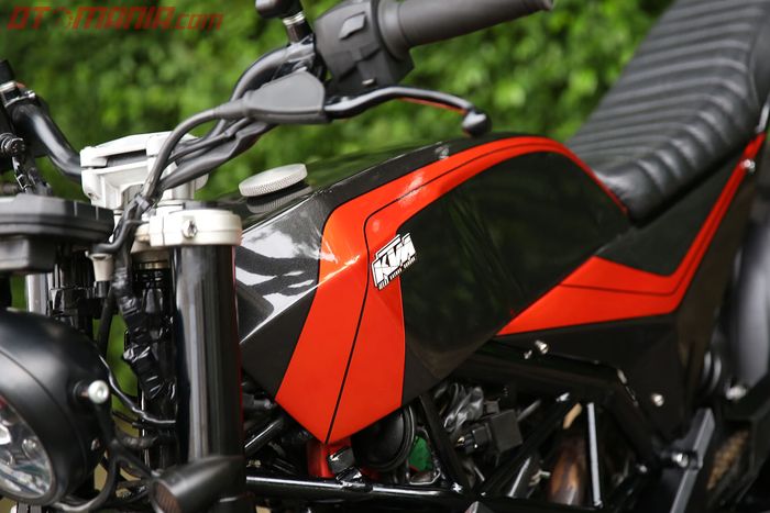 Modifikasi KTM Duke 250 Tracker Katros Garage