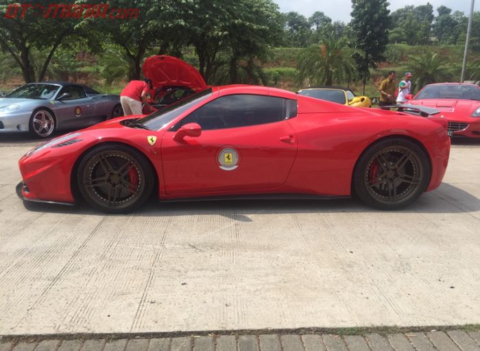 Salah satu mobil Ferrari 458 Spider yang ikut tourung Tol Trans Jawa.