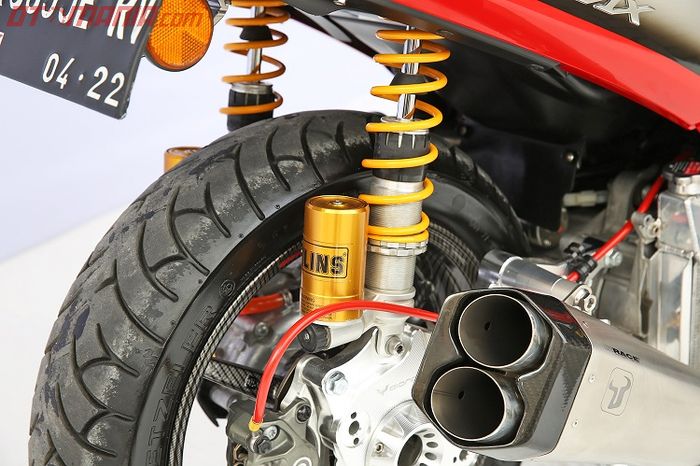 Suspensi Ohlins, pelek dan cover CVT berlapis karbon, sporty juga kan?