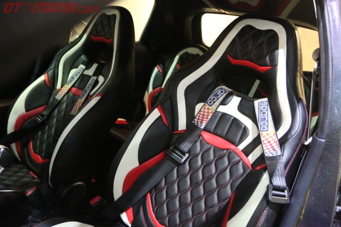 Interior juga adopsi konsep racing dengan jok depan Subaru