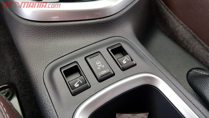 Tombol Pelipatan Jok Baris Kedua Nissan Terra