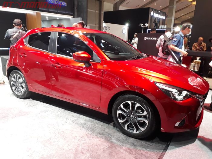 Mazda2 yang dipajang di booth Mazda di IIMS 2019