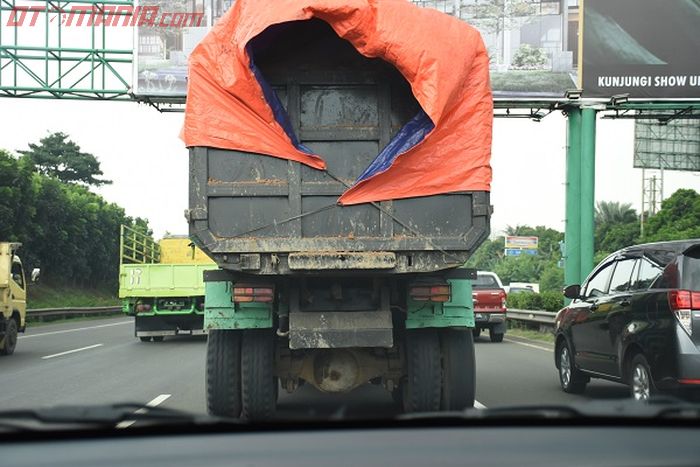 tips mudik lebaran, jangan terlalu dekat dengan truk