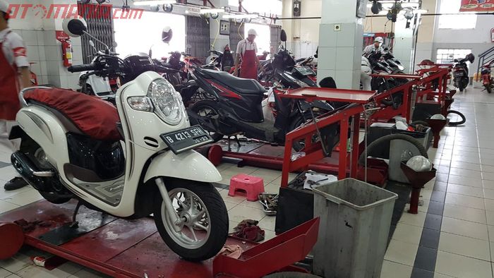 Ilustrasi servis motor di AHASS Honda