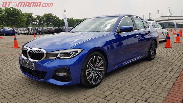 Tampak Depan Samping Kiri BMW 3 Series G20