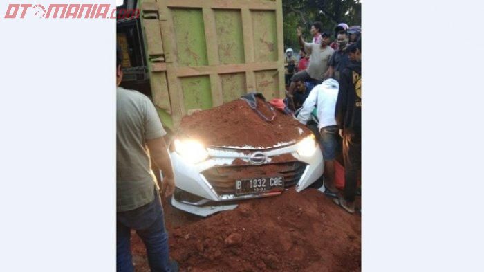Truk pengangkut tanah timpa Daihatsu Sigra, empat penumpang tewas