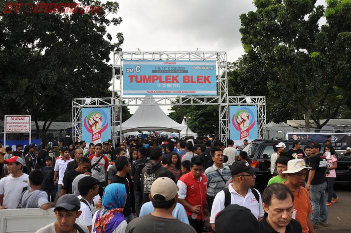 Pengunjung Otobursa Tumplek Blek tahun 2013.