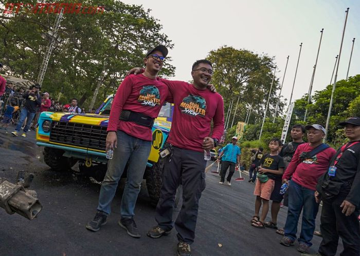 Iput (Kiri) selaku Driver beserta Co-Drivernya selamat dan tersenyum bangga setelah berhasil menghibur para penggunjung Otobursa Tumplek Blek 2019.