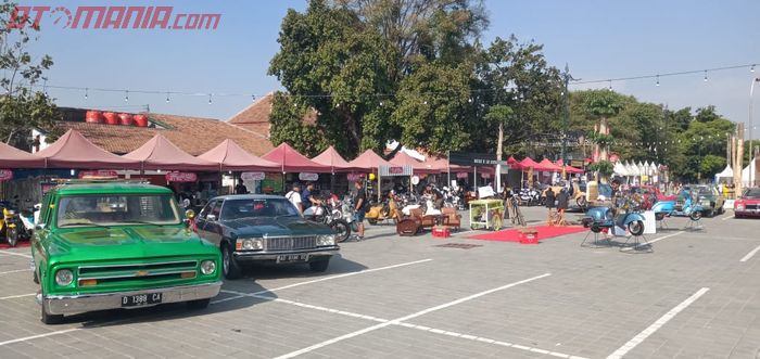 Barisan mobil dan motor di acara Burnout 2019 di solo.