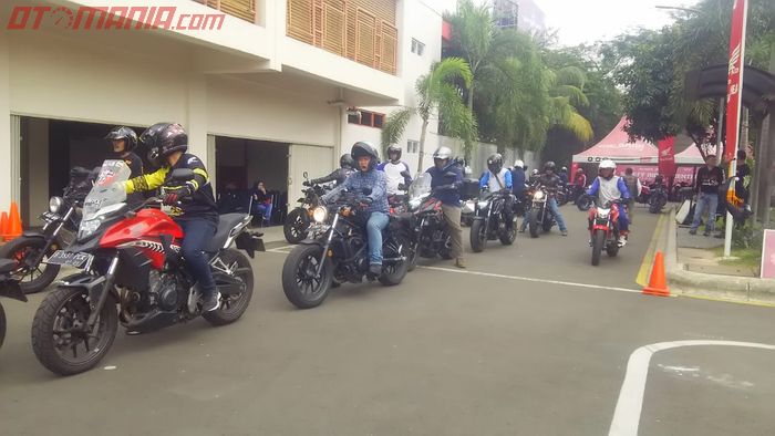 Para pengguna moge Honda turut meramaikan acara  safety riding yang digelar PT Wahana Makmur Sejati di Tangerang, Banten, Sabtu (14/9/2019).