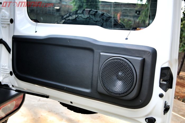 Pemasangan peredam plus box custom subwoofer di pintu belakang