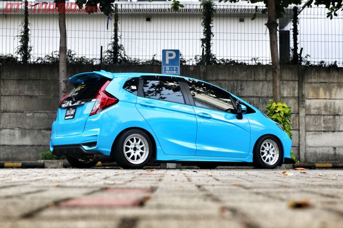 Dibungkus wrapping sticker biru Jazz GK5 dibilang Bluebird