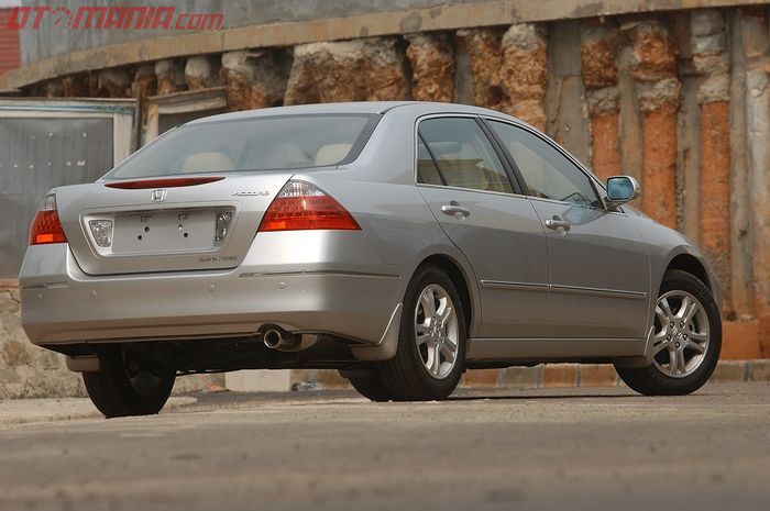 Ilustrasi Honda Accord generasi ke-7.