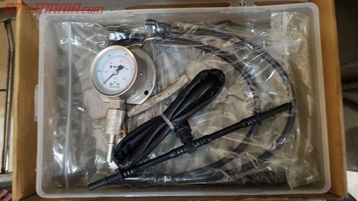 Alat pressure gauge untuk mengukur tekanan fuel pump motor