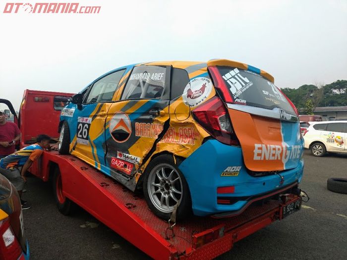 Tampak belakang mobil Honda Jazz milik Arief, terlihat bekas hantaman akibat mobil lain.