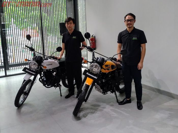 Acara peluncuran motor baru Kawasaki W175TR dan W175TR SE dihadiri oleh Michael C. Tanadhi, Head of Sales&amp;Promotion KMI (kiri) dan  Nobuhide Koki, President Director KMI (kanan).