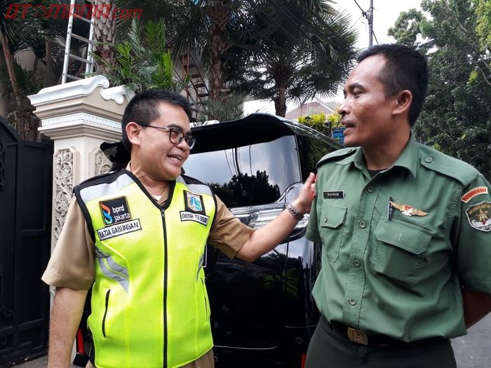 Khairil Anwar, Kepala PKB dan BBNKB Jakarta Selatan (Kiri) saat kegiatan door to door di Kebayoran Lama, Jakarta Selatan, (3/12/2019)