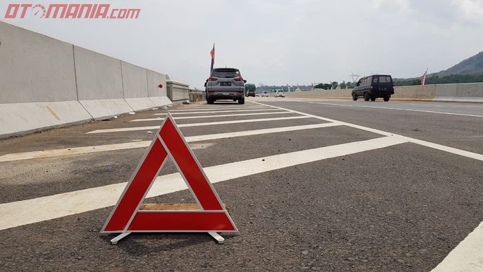 Pasang Segitiga Pengaman saat Berhenti di Bahu Jalan Tol