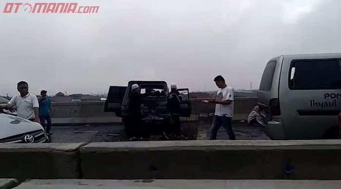 Kecelakaan pertama di jalan tol layang Japek, Kijang lawas terlihat ringsek di bagian belakang