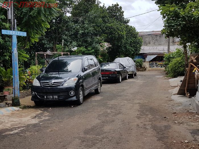 Illustrasi kendaraan yang parkir di pinggir jalan di Depok.