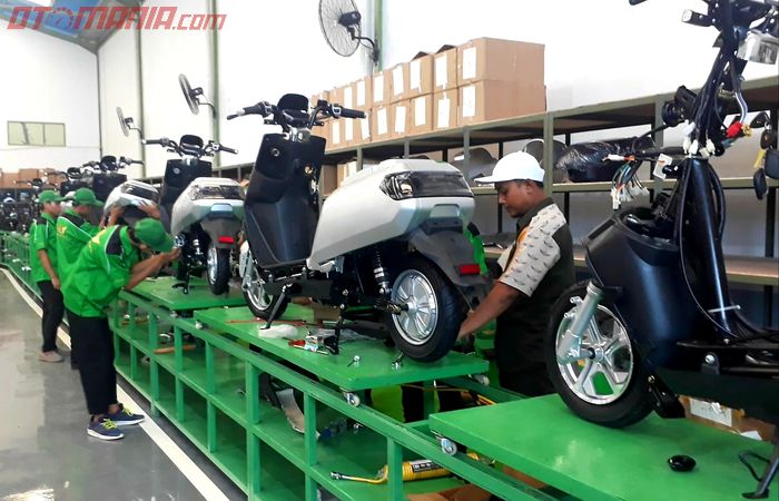 Perakitan motor listrik Elvindo di Pabrik Elvindo Cikupa, Tangerang.