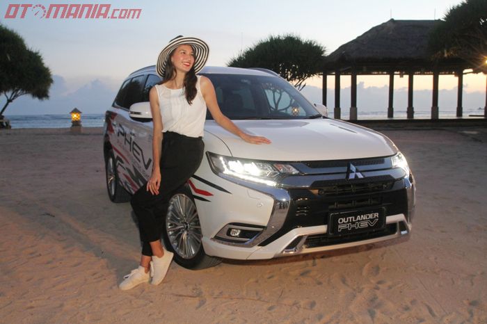 Nadine Chandrawinata dan Mitsubishi Outlander PHEV, mobil hybrid ramah lingkungan.