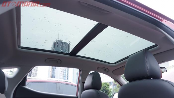 Panoramic sunroof di MG ZS bisa dibuka beragam posisi