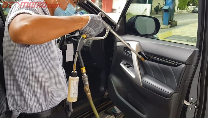 Proses Penyemprotan Disinfektan di Interior Mobil