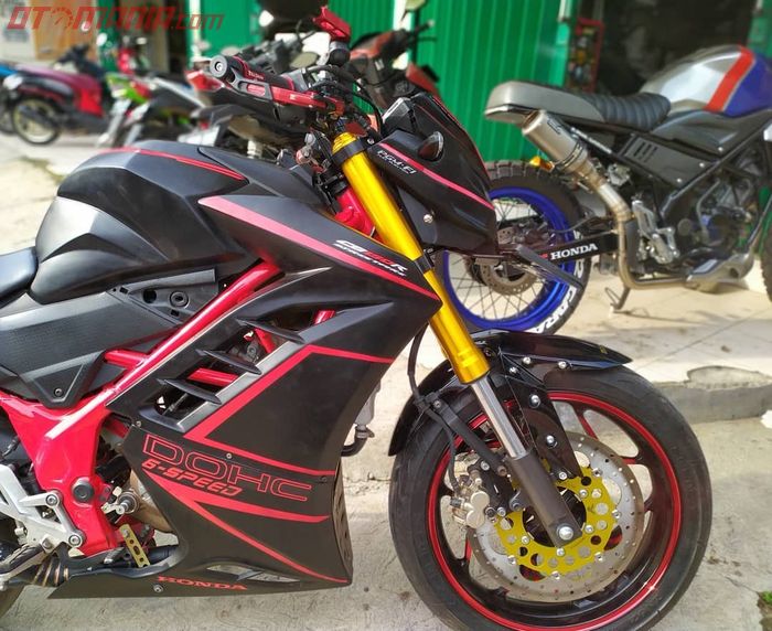 Contoh ketika terpasang di Honda CB150R.