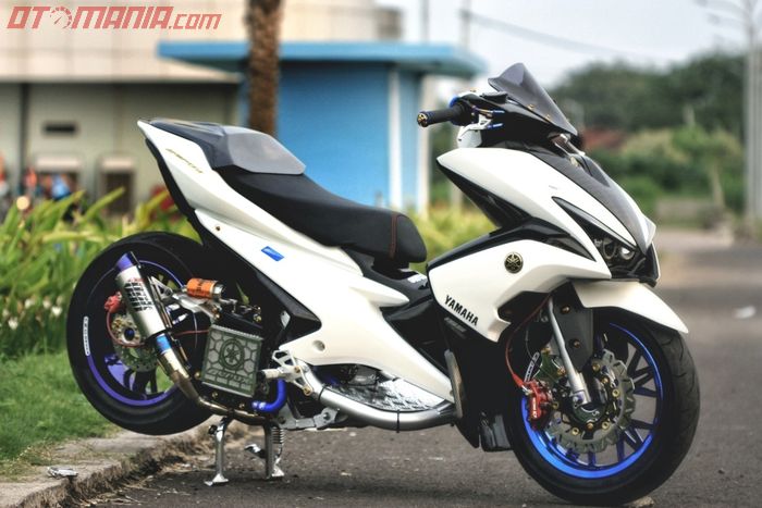 Yamaha Aerox tampil elegan namun tetap sporty, kaki-kaki gambot!