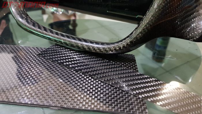 Contoh Panel dengan Bahan Serat Carbon Fiber Asli