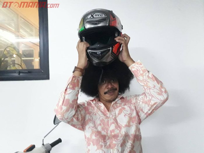 Eddi Brokoli punya rambut kribo yang khas