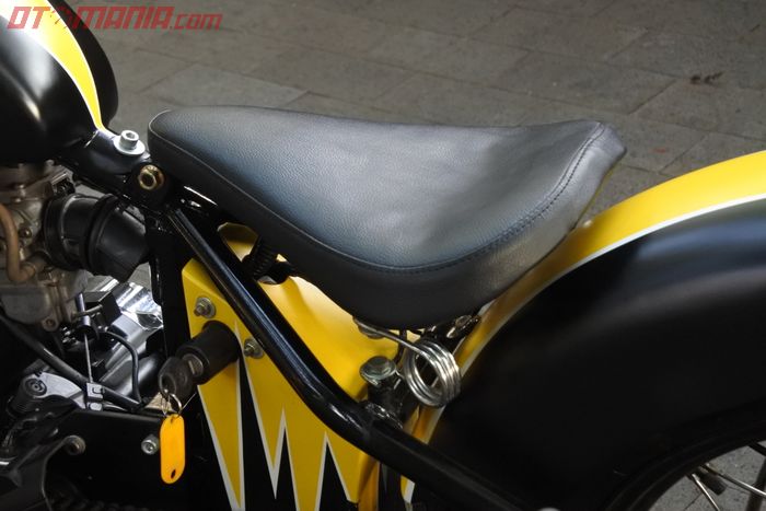 Jok dibuat custom handmade, ala single seat biar kesan bobber makin keluar.