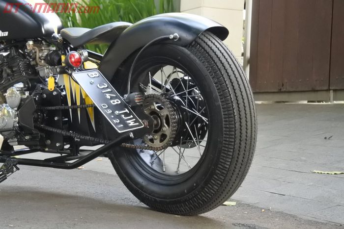 Kaki belakang Yamaha Scorpio bertampang bobber Amerika ini juga turut dibuat gambot.