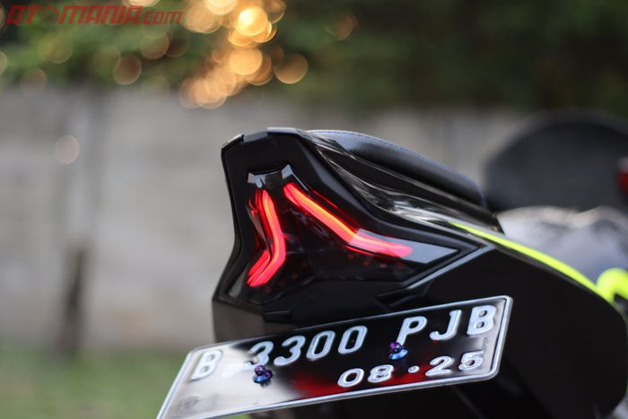 Modal Rp 1,250 jutaan bikin buritan Ninja ZX-25R makin sporty dengan stoplamp Project One. 