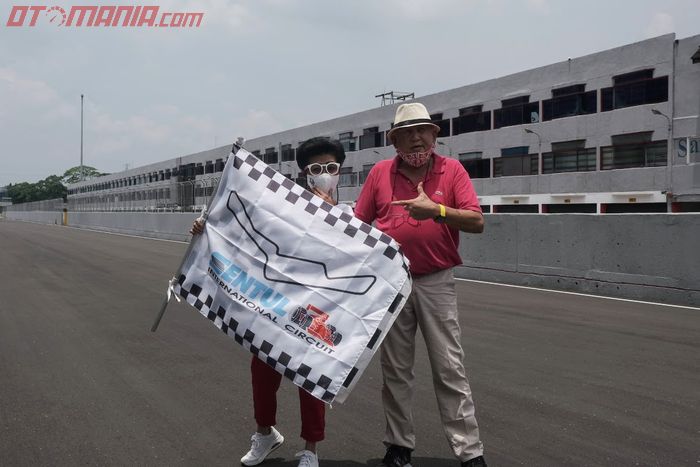 Tinton Soeprapto (Direktur Sirkuit Sentul, kanan) dan Lola Moenek (General Manager Sirkuit Sentul, kiri) berpose di main straight Sirkuit Sentul.