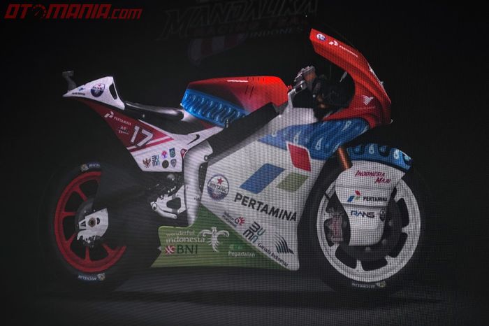 Tampak samping motor Moto2 dengan livery terbaru Mandalika Racing Team.