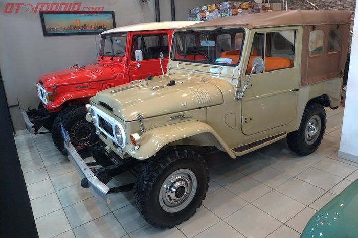 Toyota FJ40 'Tjakrabirawa' dan BJ40 yang ada di di Poins Auto Gallery Antasari.