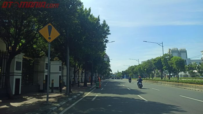 Rambu peringatan dengan tanda seru, pengendara harus hati-hati melintasi jalan tersebut