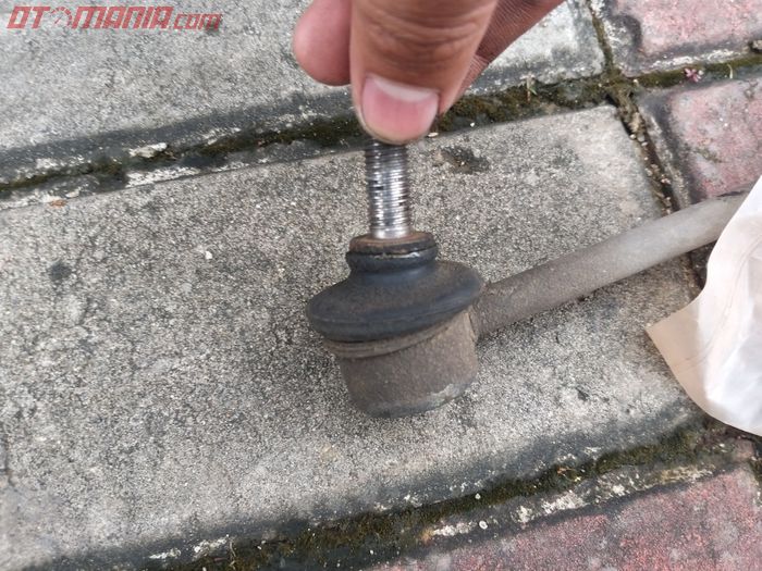 Ilustrasi, bushing dan joint link stabilizer rusak